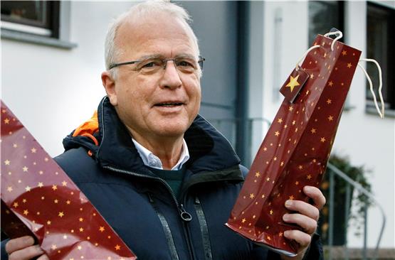 Jürgen Henes macht sich auf den Weg: In den nächsten Tagen wird er 29 Geschenke verteilen – und 29 Gespräche führen. Bild: Horst Haas