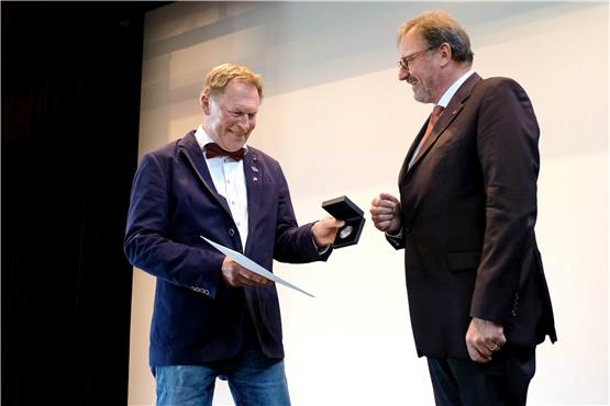 Jürgen Hirning (links) nimmt die Staufer-Medaille von Landrat Joachim Walter entgegen. Bild: Uli Rippmann