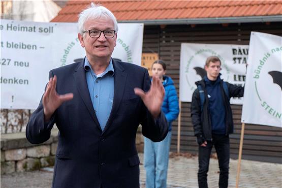 Jürgen Resch, Chef der Deutschen Umwelthilfe, sprach beim Besuch in Nehren gleich noch auf einer spontanen Demo. Bild: Klaus Franke