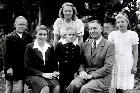 Jürgen Schröder-Wieschollek (links) ist hier mit seiner Familie um 1947 zu sehen. Von links: Mutter Annemarie, Dieter, Schwester Helga hinten, Vater Otto und Renate.Privatbild