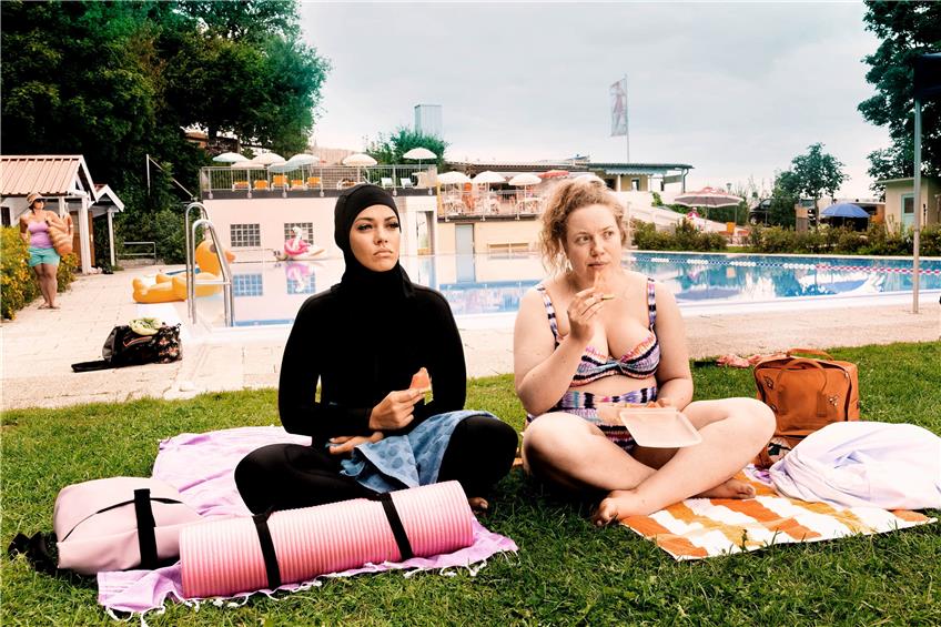 Julia Jendroßek (rechts) als Paula und Nilam Farooq als Yasemin in einer Szene des Films „Freibad“. Bild: Mathias Bothor Constantin Film Verleih