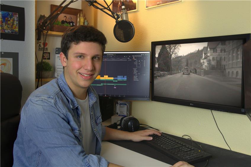 Julian Riek zu Hause an seinem Computer, wo er stundenlang an der Szene feilte, in der ein Panzer über die Weggentalstraße fährt. Bild: Jana Breuling