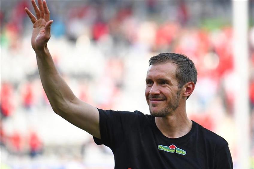 Julian Schuster vonm SC Freiburg winkt nach seinem Abschied den Fans zu. Foto: Patrick Seeger dpa