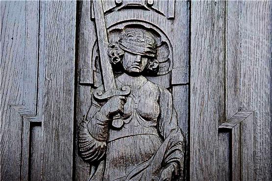 Justitia auf der Tür des Tübinger Gerichtsgebäudes. Bild: Jonas Bleeser