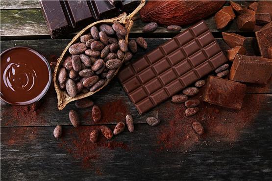 Kakaobohnen (Mitte) und Schokolade.  Foto:  © beats/adobe.stock.com