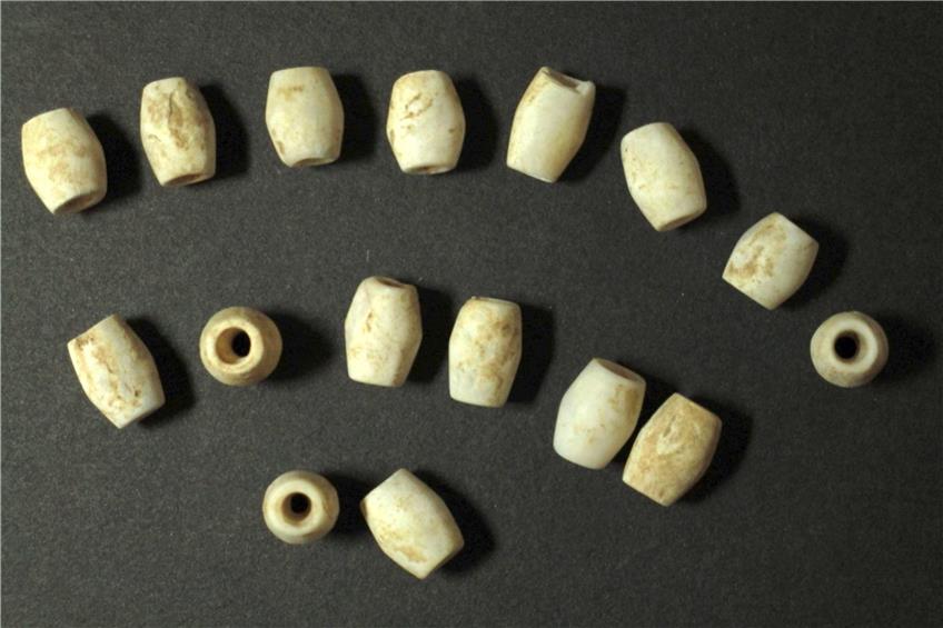 Kalksteinperlen einer Kette, die im Halsbereich der Toten gefunden wurde. Bild: M. Korolnik, Uni Tübingen
