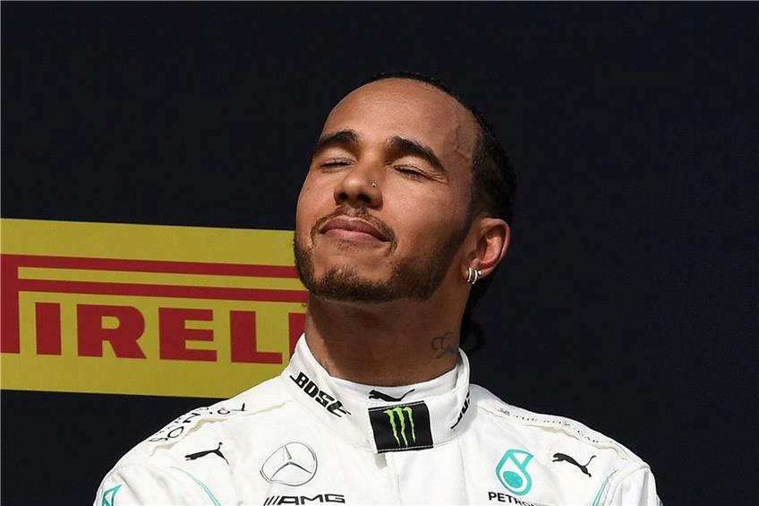 Kann die Sonnenseite in vollen Zügen genießen: Formel-1-Seriensieger Lewis Hamilton nach seinem souveränen Erfolg beim Frankreich-Grand-Prix. Foto: Boris Horvat/afp Foto: Boris Horvat/afp