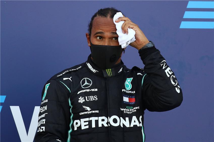Kann sich zurzeit nur selbst schlagen: Lewis Hamilton wurde in Sotschi wegen eines Regel-Irrtums Dritter. Foto: Bryn Lennon/Pool Getty/dpa