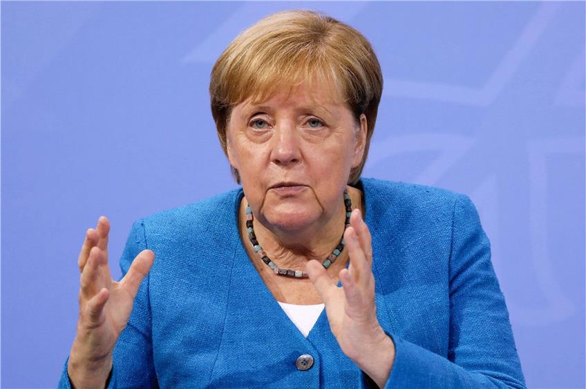 Kanzlerin Angela Merkel erklärt am Dienstag, worauf man sich geeinigt hat. Foto: Christian Mang/afp
