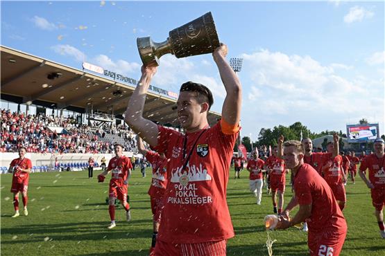 Kapitän Matthias Schmitz stemmt die Trophäe: Zum ersten Mal gewinnt die TSG Balingen den WFV-Pokal.