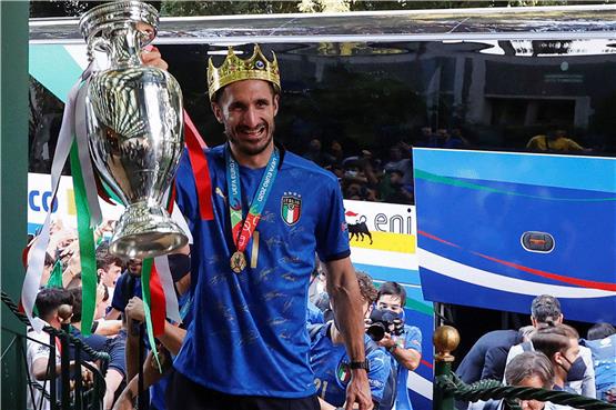 Kapitän mit Krone: Giorgio Chiellini präsentiert den EM-Pokal. Foto: Riccardo De Luca/dpa