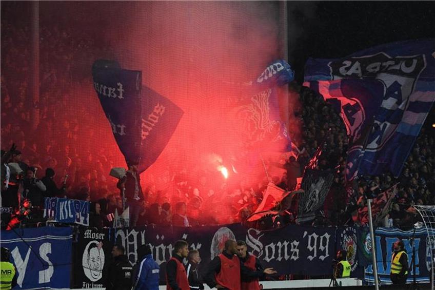 Karlsruher Fans brennen Pyrofackeln ab. Foto: Uli Deck/dpa/Archivbild