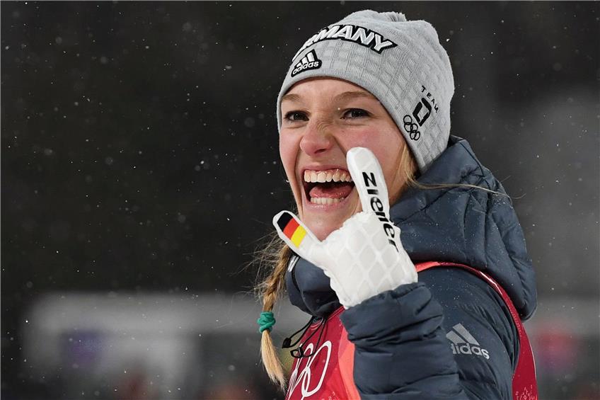 Katharina Althaus vergoss angesichts ihrer Medaille Freudentränen. Ihre Teamkollegen freuten sich mit ihr. Foto: Jonathan NACKSTRAND AFP