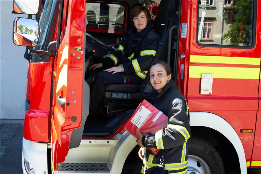 Katharina Kaden (im Auto) und Sandra Verardi arbeiten als Hauptamtliche bei der Tübinger Feuerwehr. Frauen sind in dem Beruf noch längst nicht selbstverständlich.Bilder: Franke