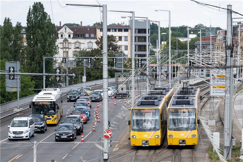 Kein Bevorzugung von Bussen und Bahnen: Die meisten Baden-Württemberger wünschen sich ein Nebeneinander von ÖPNV und Auto. Foto: Marijan Murat/dpa