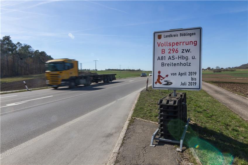 Kein Scherz: Vom 1. April an führt kein direkter Weg mehr von Tübingen nach Herrenberg. Auf der Bundesstraße B 296 warnen die Schilder bereits vor der Baustelle, hier kurz hinter dem Abzweig nach Breitenholz. Bild: Marko Knab