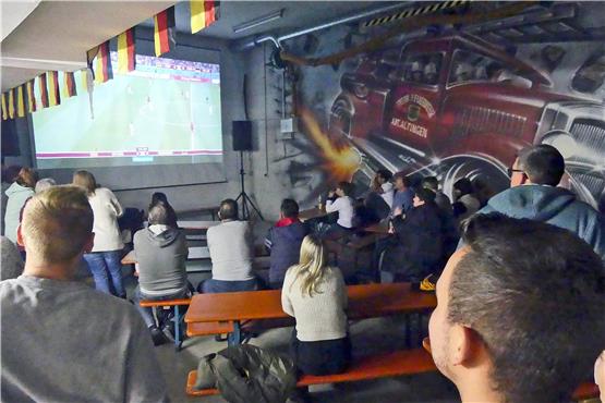 Kein großer Flatscreen, sondern eine Leinwand: gemeinsames WM-Gucken in der Altinger Feuerwehr-Garage. Bild: Werner Bauknecht