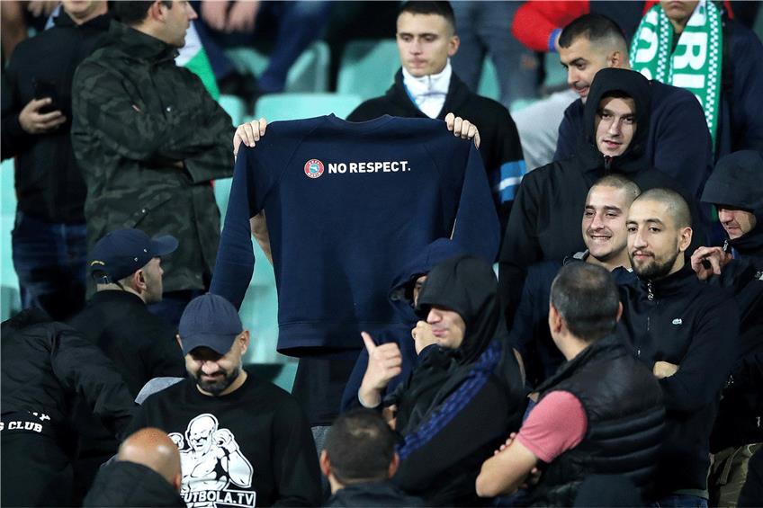 Keinen Respekt: Bulgarische Fans zeigen ein Shirt mit der Aufschrift „No respect“, gestikulieren abfällig und äußern sich auf rassistische Weise während des Spiels gegen England.  Foto: Nick Potts/PA Wire/dpa 