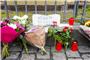 Kerzen, Blumen und ein Blatt Papier mit der Aufschrift „Gegen Terror“ stehen am Tatort auf dem Marktplatz. Foto: Uwe Anspach/dpa