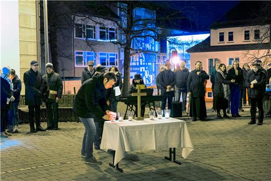 Kerzen für die Kriegsopfer, für die Flüchtenden und Helfer: Gomaringen zeigt bei einem Friedensgebet Solidarität mit der Ukraine.Bild: Klaus Franke