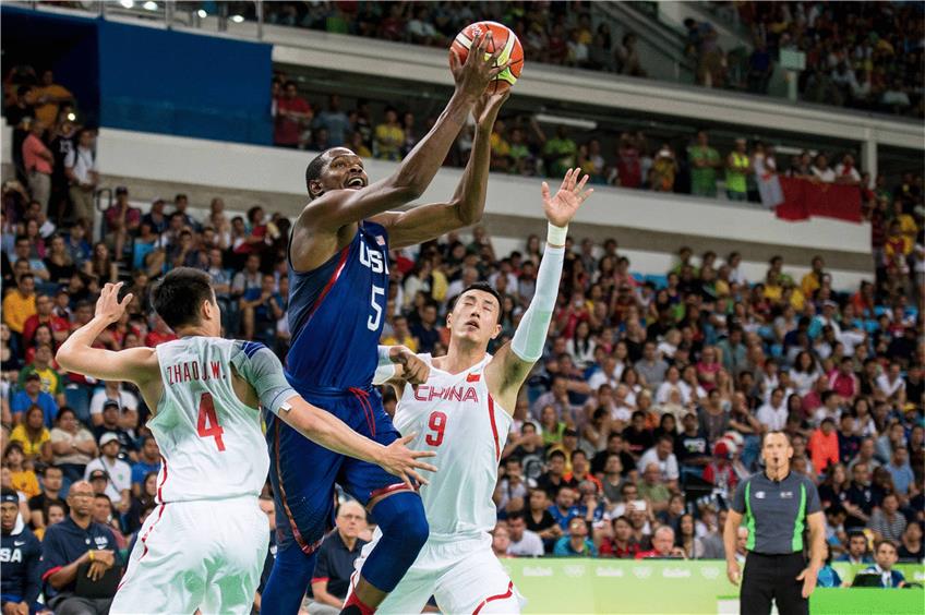 Kevin Durant (mit Ball) und die USA waren ihren Gegnern aus China haushoch überlegen. Foto: Eibner