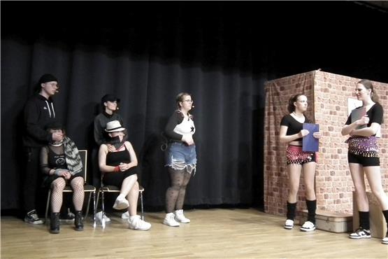 Kidnapper, Geiseln und Emma verirren sich in ein Tanz-Studio: Zwei Zumba-Trainerinnen (Lena Vetter, Monika Chrupuv, von rechts) ahnen nichts Böses. Bild: Monica Brana