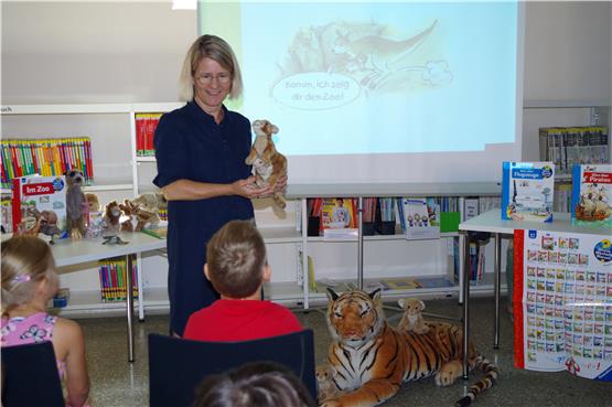 Kinderbuchautorin Andrea Erne bot in Gomaringen einen virtuellen Rundgang durch einen Zoo. Bild: Claudia Jochen