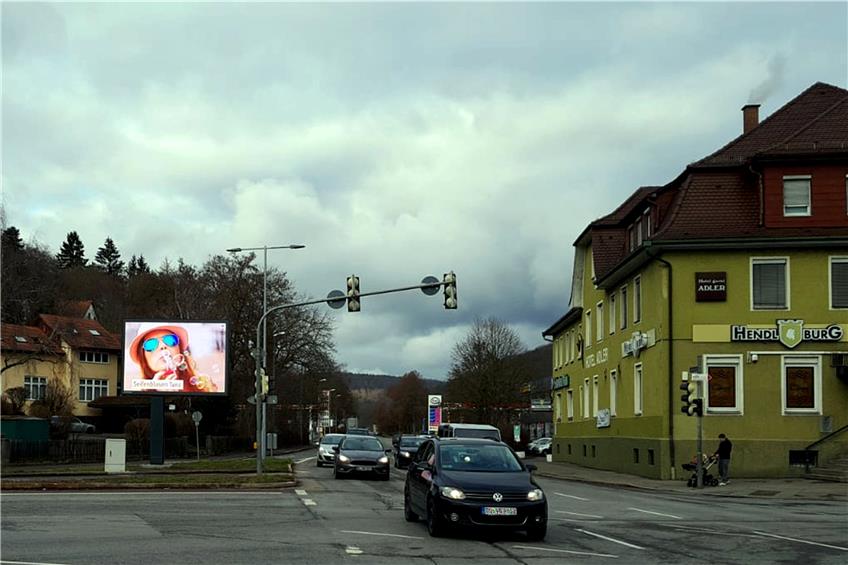 Kino am Straßenrand: In Lustnau pustete gestern ein rothaariges Model Seifenblasen in die Kreuzung. Bild: Ulla Steuernagel