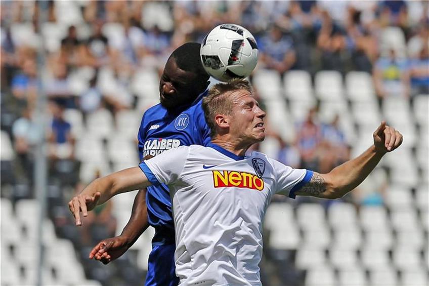 Kinsombi (l) von Karlsruhe kämpft um den Ball mit Stiepermann von Bochum. Foto: Ronald Wittek dpa/lsw