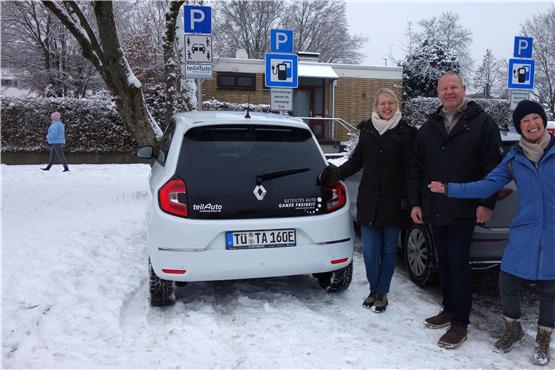 Kirchentellinsfurt hat wieder ein Teilauto. Darüber freuen sich (von links) Anita Gaiser, Andreas Koppo, und Marie-Luise Bausch. Bild: Sophie Holzäpfel