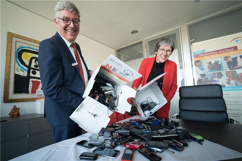 Kistenweise gebrauchte Handys sind bei der letzten Sammelaktion des Deutschen Instituts für Ärztliche Mission (Difäm) zusammengekommen. Bild: Metz
