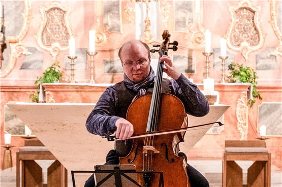 Klassische Tanzmusik vor dem Altar: der Tübinger Cellist FelixTiedemann in der Poltringer Kirche. Bild: Patrick Tilke