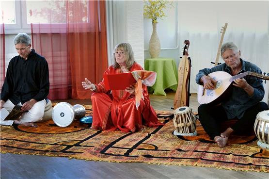 Klaus Moeller, Nina Heider-Merk und Uwe Bauer (von links) bei ihrer Lesung mit Gesang. Bild: Klaus Franke