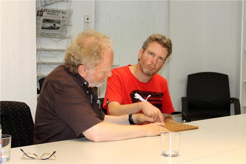 Klaus (links) und Olaf Engelhard sind ein eingespieltes Team. Blitzschnell wandert der Finger des Sohnes über das hölzerne Buchstabenfeld und der Vater spricht die so entstehenden Sätze aus.Bild: Steuernagel