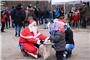 Kleine Fans im Glück: Der Nikolaus verteilt Süßigkeiten am Rande des Rennens. Bi...