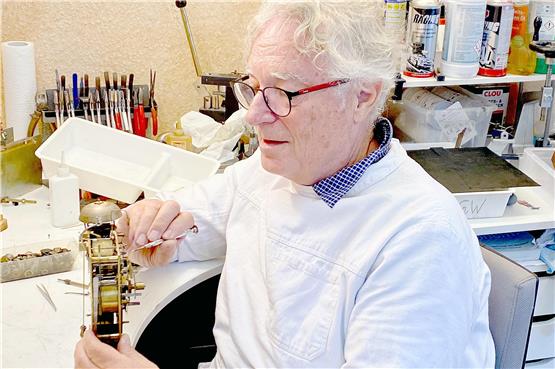 Kleine Uhren repariert Markus Holdermann in seiner Werkstatt in der Tübinger Altstadt. Aber für große Wand- und Standuhren macht er auch mal Hausbesuche. Bild: Andrea Bachmann