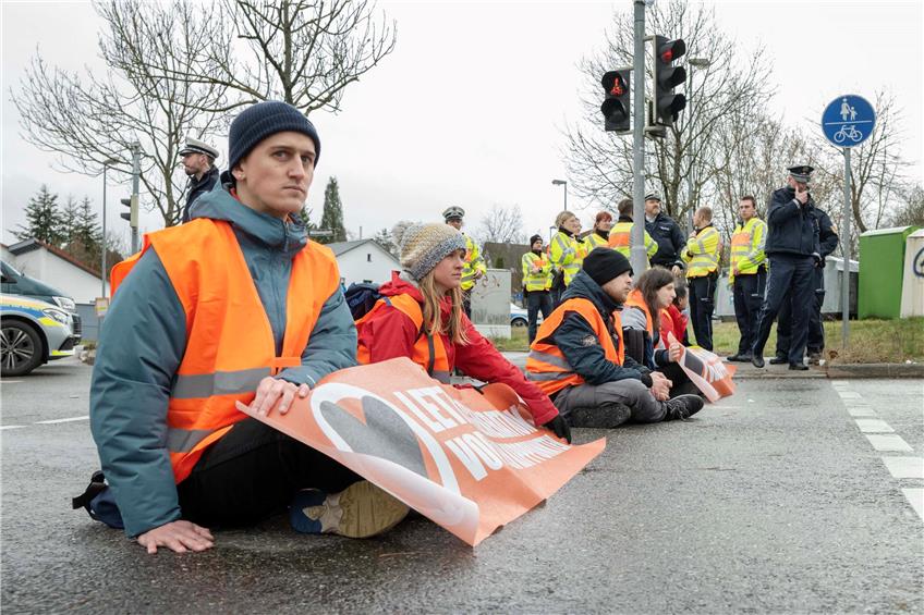 Klimaaktivisten blockieren die Reutlinger B28-Abfahrt. Bild: Klaus Franke