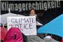 „Klimagerechtigkeit!“ und „Climate Justice“ ist bei der Demonstration von Fridays For Future auf dem Schlossplatz zu lesen. Mit zahlreichen Protesten ruft Fridays for Future zum globalen Klimastreik auf. Foto: Anna Ross/dpa