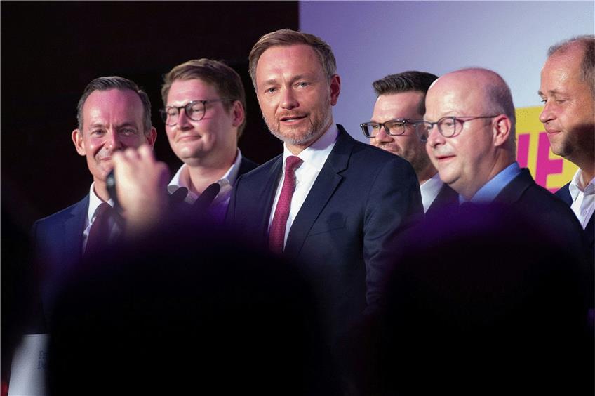 Königsmacher der künftigen Koalition: FDP-Chef Christian Lindner (Mitte) mit Führungspersonal seiner Partei. Foto: Paul Zinken/afp