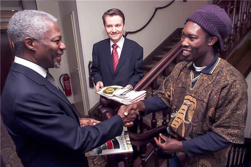 Kofi Annan bei seinem Tübingen-Besuch im Jahr 2003 mit Koch Harold Awortwie-Grant im Hotel Krone. In der Mitte Hotelier Alexander Stagl. Archivbild: Ulrich Metz