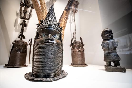 Koloniale Raubkunst aus Westafrika: Verschiedene Skulpturen aus dem heutigen Nigeria im Linden-Museum in Stuttgart. Foto: Christoph Schmidt/dpa