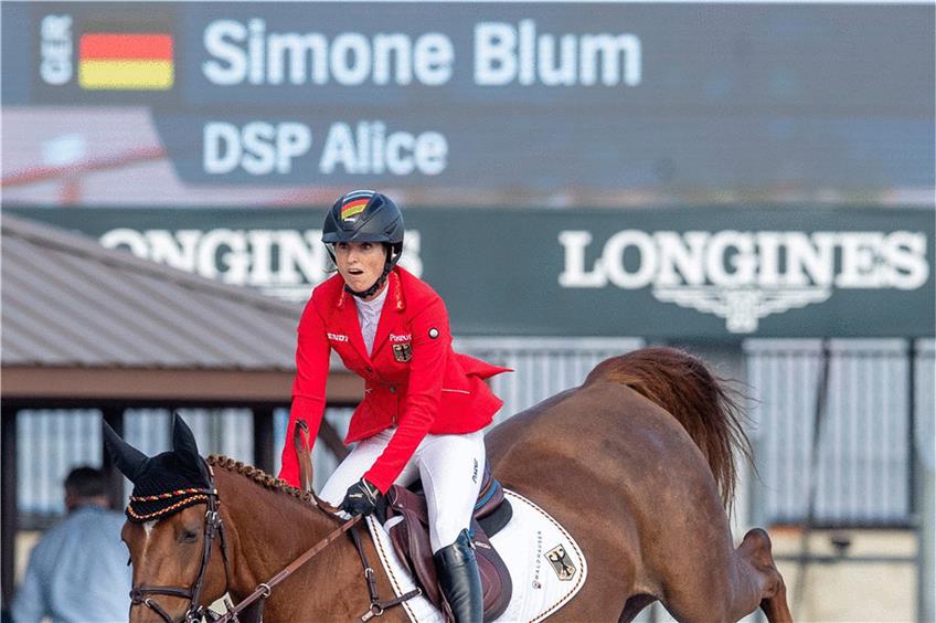 Konkurrenzlose Vorstellung: Simone Blum war bei ihrem WM-Debüt auf Alice fünf Mal ohne Abwurf geblieben. Foto: Stefan Lafrentz/dpa