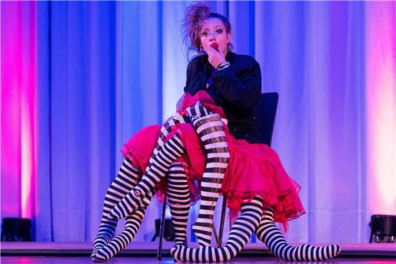 Konnte auch Hüte jonglieren: Monster-Clownin mit zu vielen Beinen in der Hepper-Halle.Bild: Carolin Albers