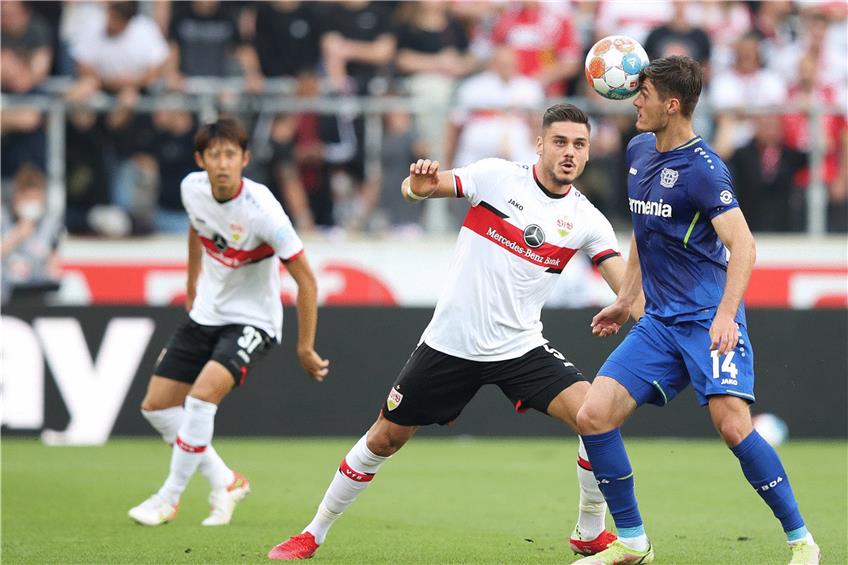 Konstantinos Mavropanos behauptet sich gegen den Leverkusener Patrik Schick (r). dpa Foto: Tom Weller