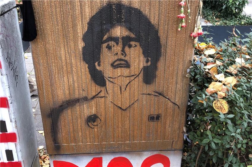 Konterfei eines Jahrhundertsportlers: Auch in der Ulmer Innenstadt wird dem Fußball-Gott Diego Maradona gedacht.  Foto: Carsten Muth