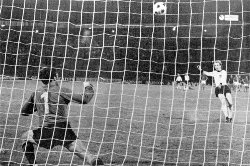 Kopfsache  ein legendärer Fehlschuss: Beim EM-Finale 1976  drischt Uli Hoeneß den Ball in den Nachthimmel von Belgrad. Foto: Imago