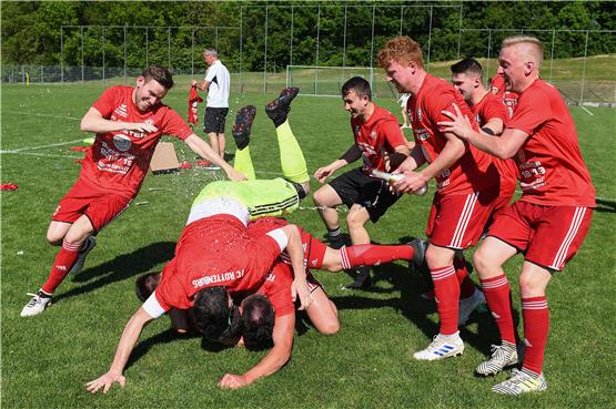 Kopfüber geht’s für den FC Rottenburg – hier bei den Aufstiegsfeierlichkeiten Anfang Juni – in die Landesliga.Bild: Axel Grundler