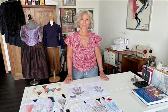 Kostümbildnerin Beatrix Jaud-Grimm mit ihren Entwurfszeichnungen für das Rottenburger Sommertheater „La Mandragola“. Bild: Jana Breuling