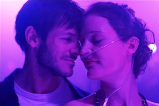 Krank, aber beim Tanzen: Mathieu und Hélène im Film „Mehr denn je“. Bild: Pandora Film
