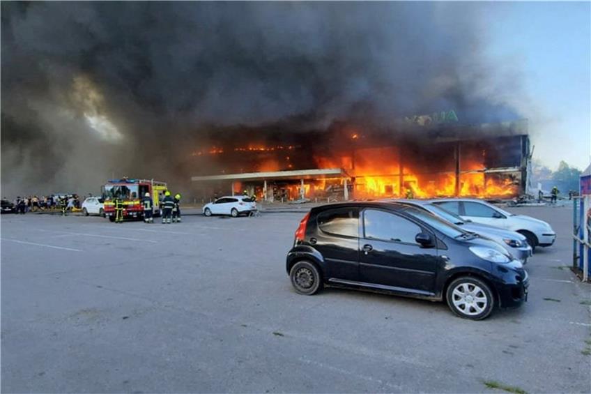 Krementschuk: Einsatzkräfte bekämpfen das Feuer in einem Einkaufszentrum, das durch einen Raketenangriff in Brand geraten war.